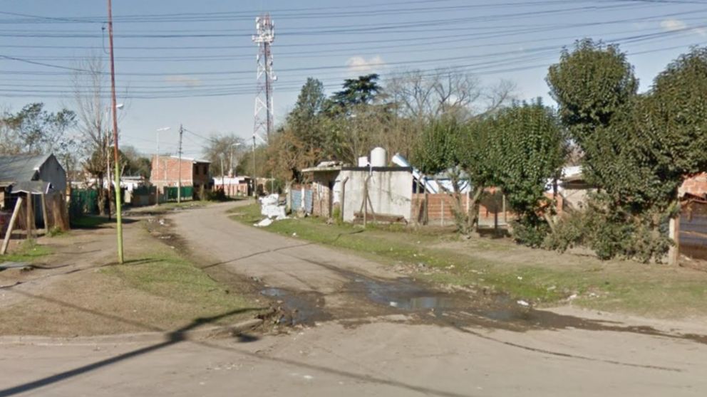 Ac�, en este vecindario, se produjo el crimen a balazos y a botellazos.