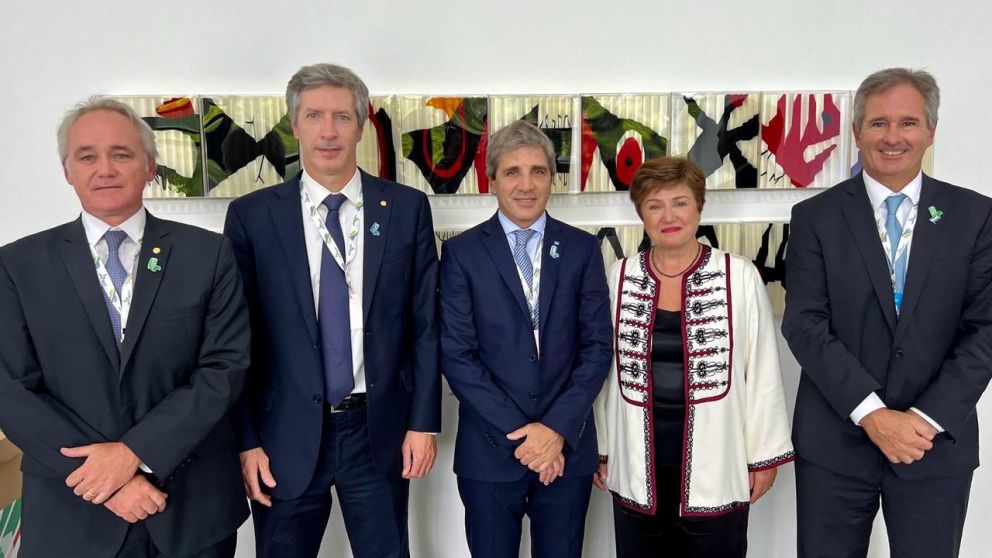Luis Caputo y Santiago Bausili con autoridades del FMI (Archivo).