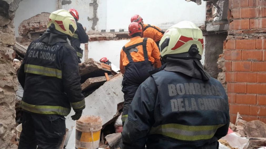 Los bomberos salvaron al joven que permanecía debajo de los escombros.