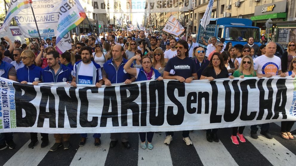 "El 95% de los empleados estará alcanzado por Ganancias, luego de las modificaciones incluidas en el paquete fiscal", explicó el titular del sindicato de Bancarios.