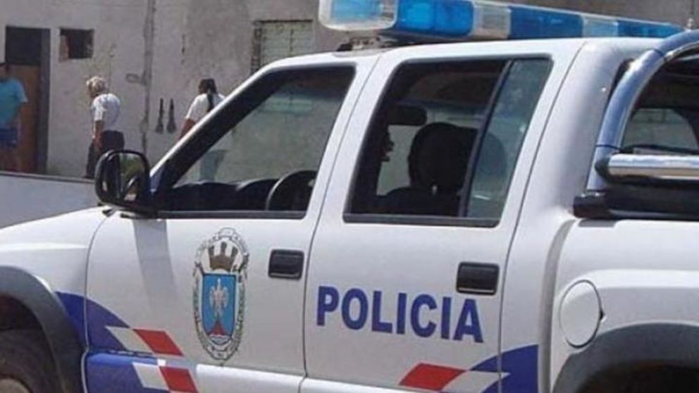 Sacó plata del cajero, se cruzó con dos conocidos que le "manguearon un billete" para el fernet: les dio pero lo golpearon y le robaron 100 mil pesos.