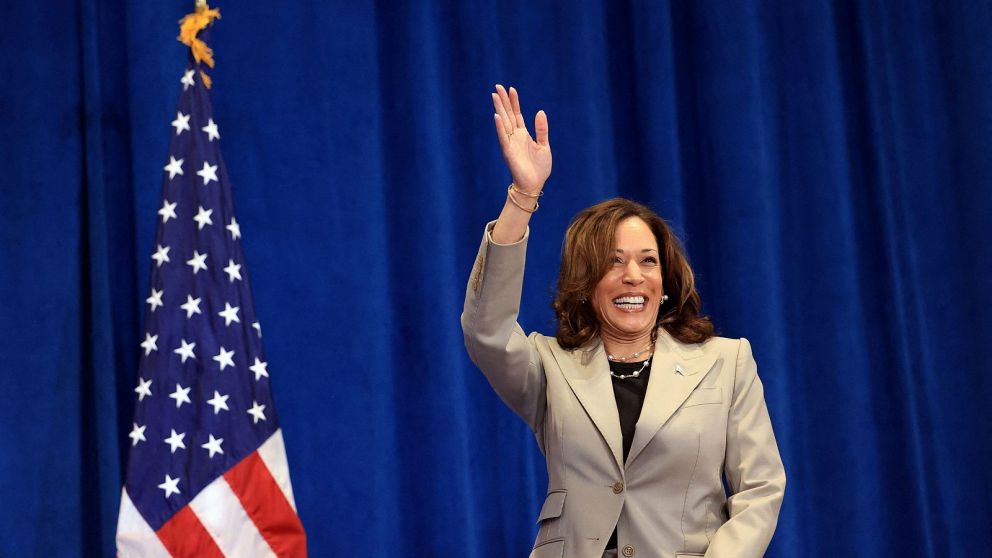 Kamala Harris cuenta con el apoyo del ex presidente Bill Clinton y su esposa Hillary.