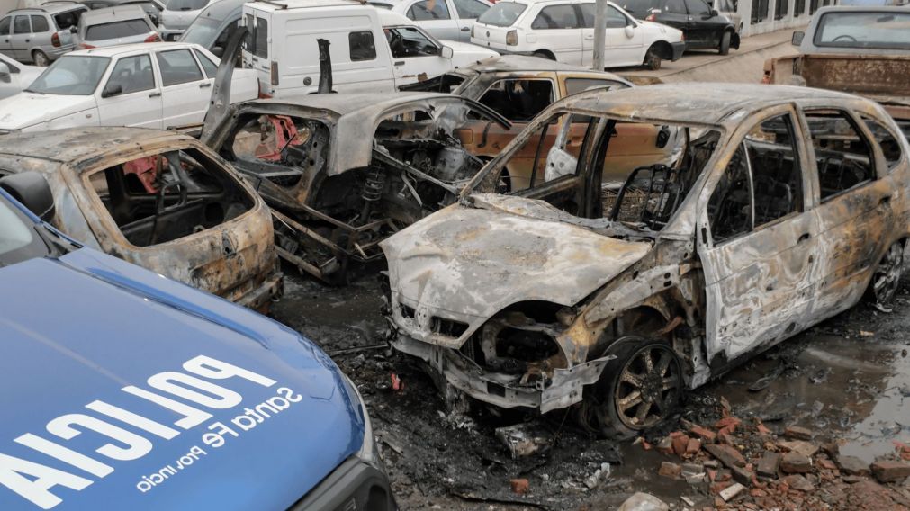 Los vehículos, estacionados en calidad de "secuestrados", amanecieron completamente destruídos.