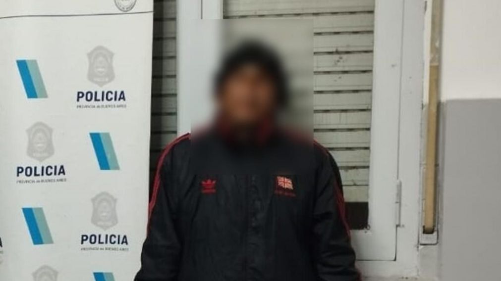 Este es el sospechoso que fue aprehendido por los investigadores policiales.