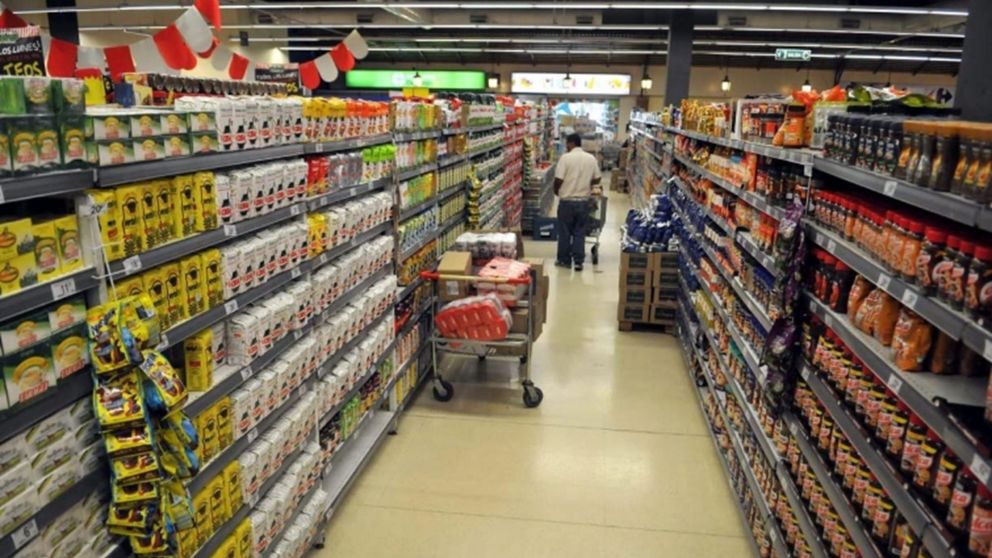 Cadena de supermercados busca empleados con mínimos requisitos.