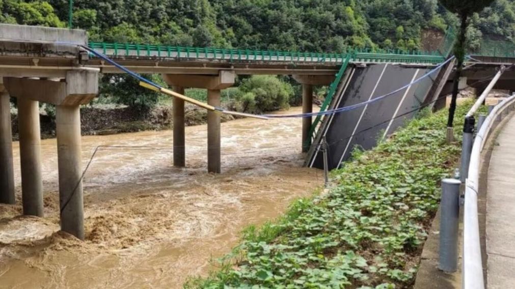 El violento temporal en China derribó a parte del puente (Twitter).