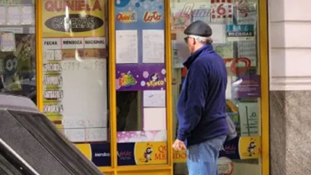 Ganó premio millonario en la lotería, pero decidió gastar el dinero en un lindo gesto para sus vecinos.