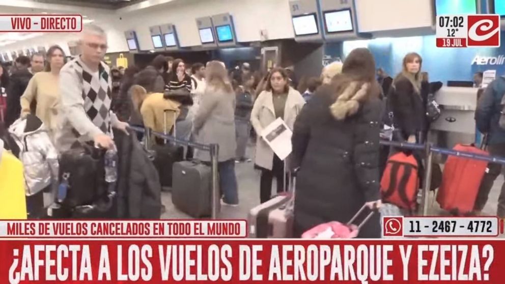 Pasajeros que se encontraban este viernes en el aeroparque Jorge Newbery (Crónica HD)