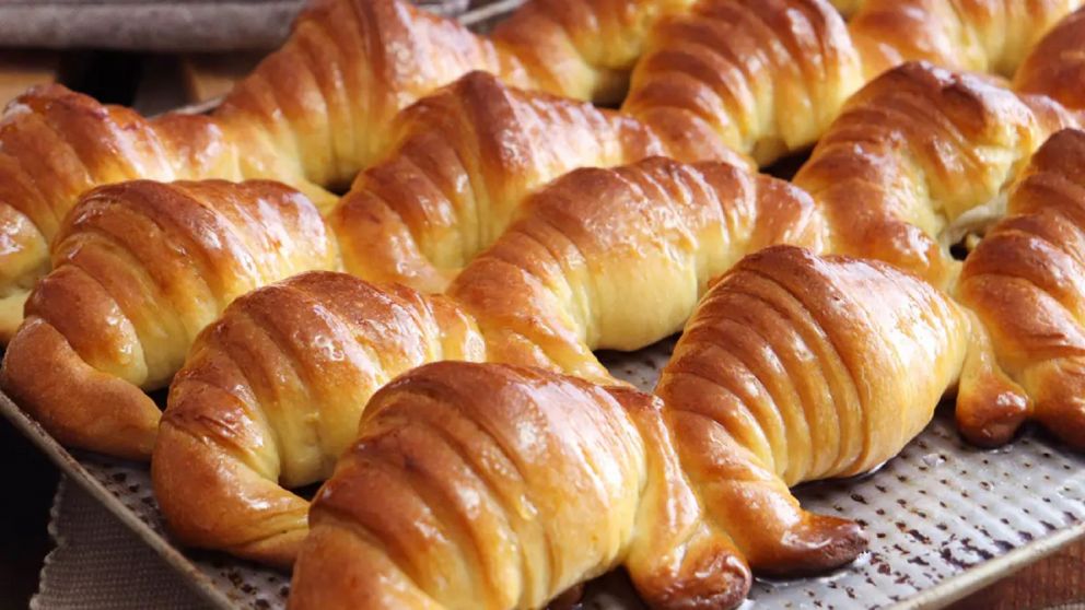 Receta de medialunas de hojaldre exprés, fáciles e ideales para compartir en la merienda.