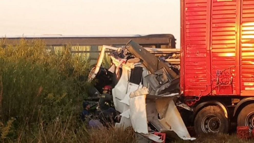 Así quedó la parte delantera del camión tras el brutal impacto con el colectivo.