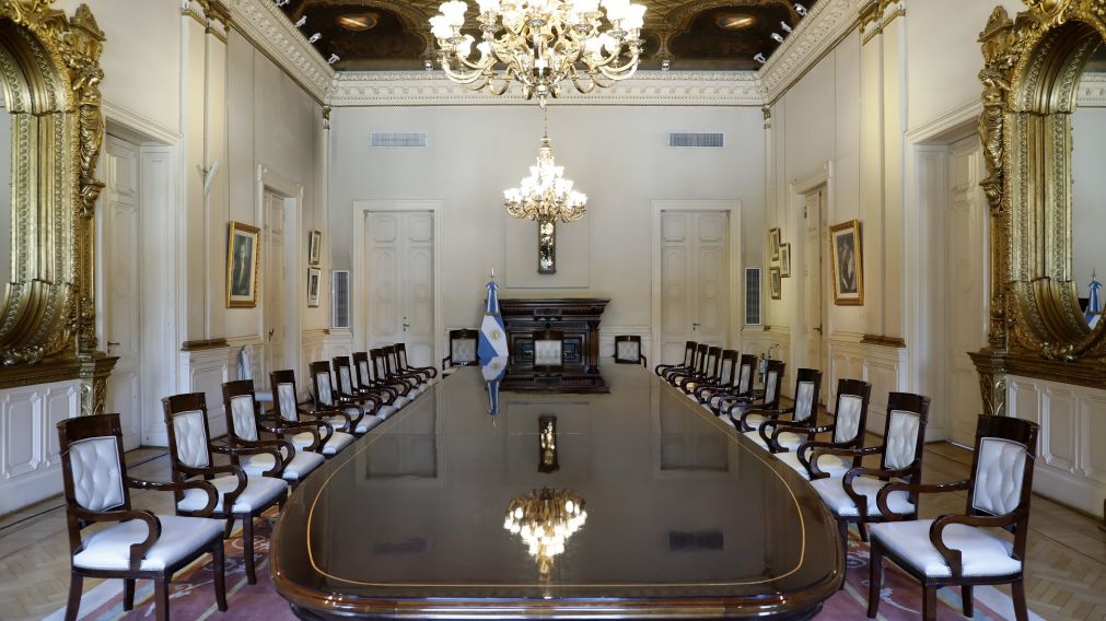 El gobierno evalúa cambiar de nombre el Salón Eva Perón a Salón de Mayo.