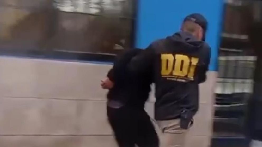 Así trasladaron al sospechoso que finalizó arrestado en el procedimiento.