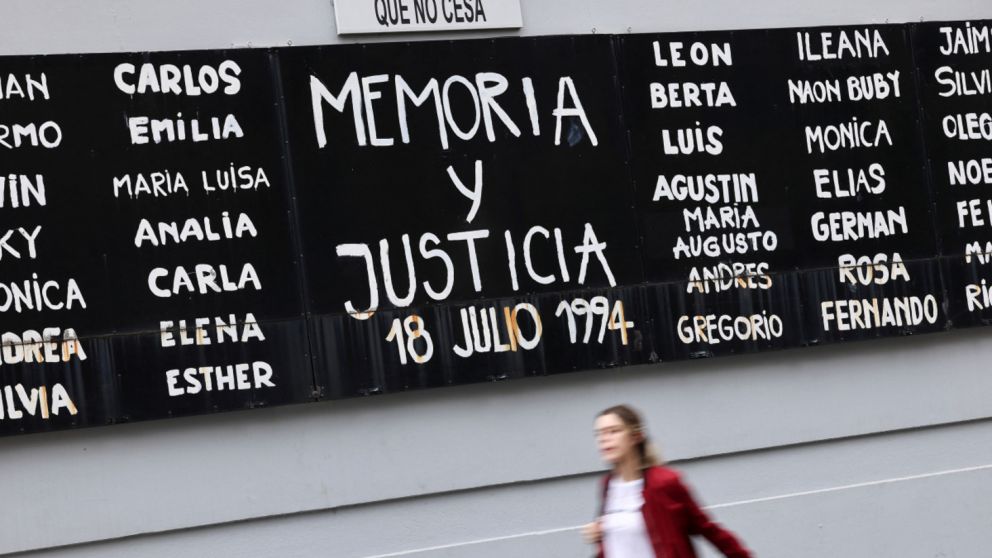 El Gobierno promulgó la ley que declara Día de Duelo Nacional el 18 de julio en homenaje a las víctimas del atentado a la AMIA (Imagen REUTERS).