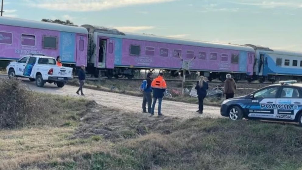 Un tren arrolló a un auto en Mar del Plata y murió una nena de 10 años (imagen Canal 8).