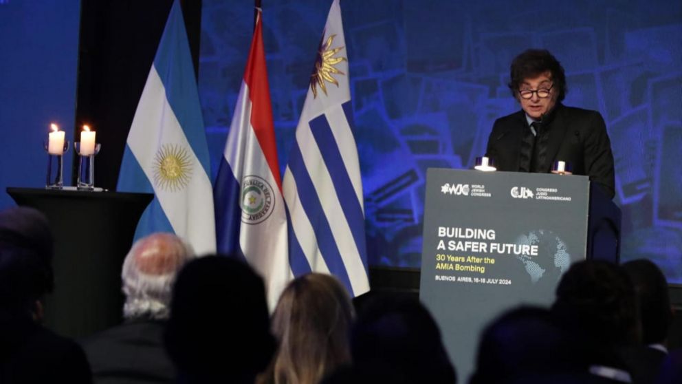 Javier Milei record� a las v�ctimas y conden� que se cumplan "tres d�cadas de impunidad".