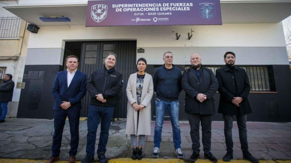 Mayra Mendoza y el ministro de seguridad bonaerense inauguraron la nueva base del Grupo de Prevención Motorizada en Quilmes.