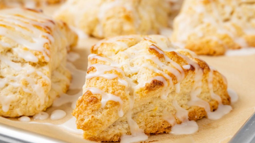 Receta para hacer scones de lim�n, f�ciles, r�pidos y muy ricos para la merienda.