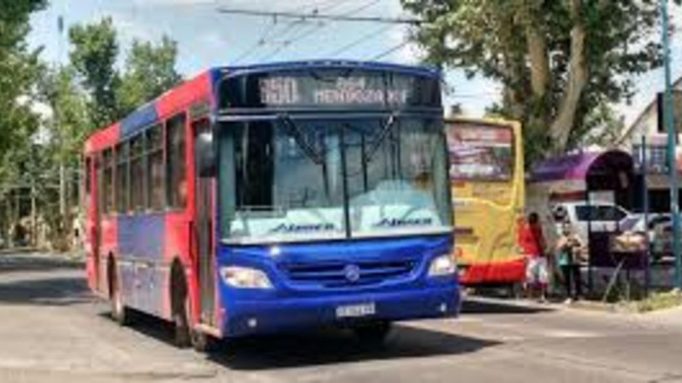 Balean y apu�alan a un colectivero tras un robo en Mendoza: la UTA amenaza con realizar PARO DE COLECTIVOS por el hecho