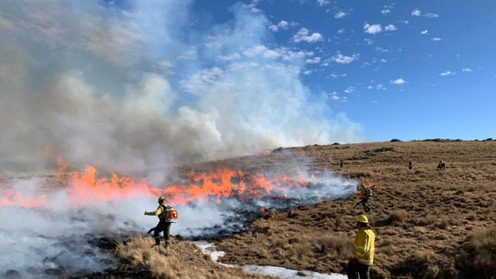 La rotaci�n del viento en la zona dificulta la tarea�de los bomberos voluntarios y rescatistas.