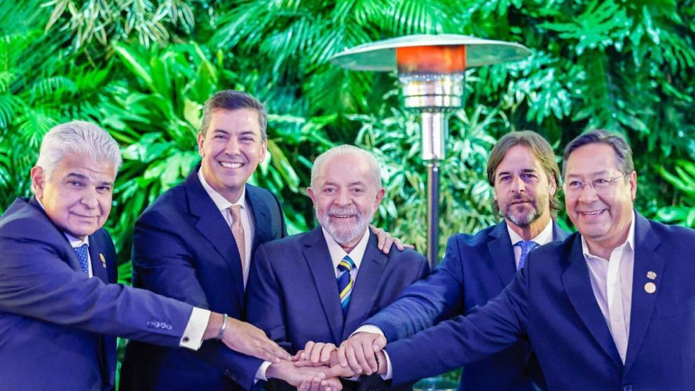 Lula Da Silva, Santiago Peña, Luis Lacalle Pou y Luis Arce, junto al presidente de Panamá, José Raúl Mulino.