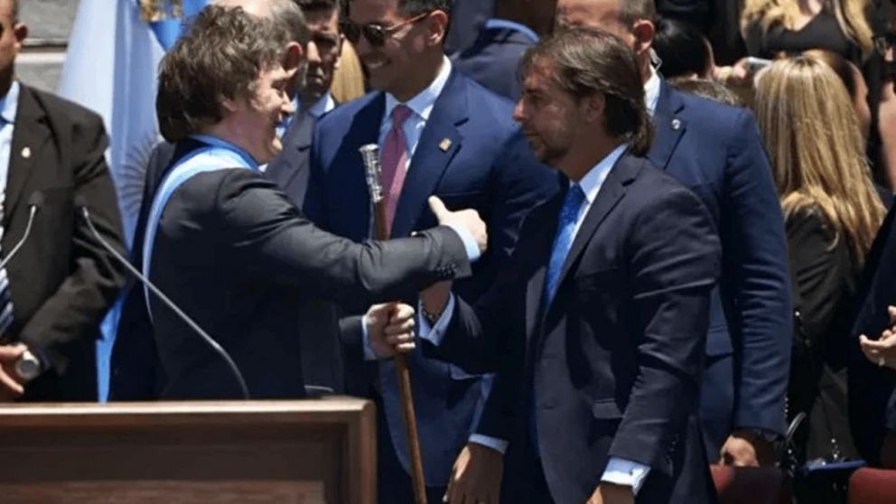 El presidente Javier Milei con Luis Lacalle Pou durante su asunción.