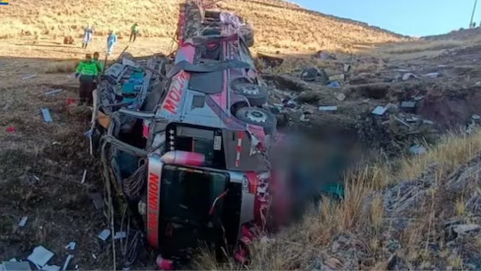 Un colectivo cay� al vac�o y murieron 29 personas en Per� (Imagen Per�21).