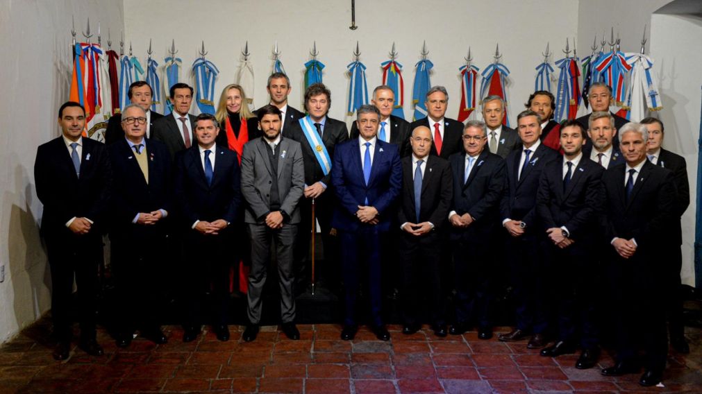 Javier Milei junto a los gobernadores tras la firma del Pacto de Mayo.