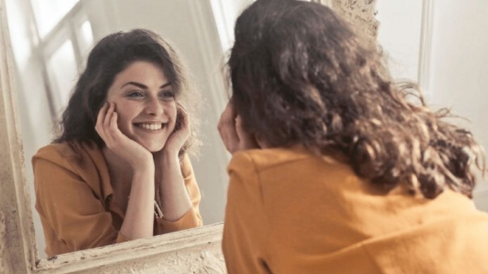 Las 9 frases que según Harvard ayudan a aumentar el autoestima de las personas (Imagen ilustraitiva)