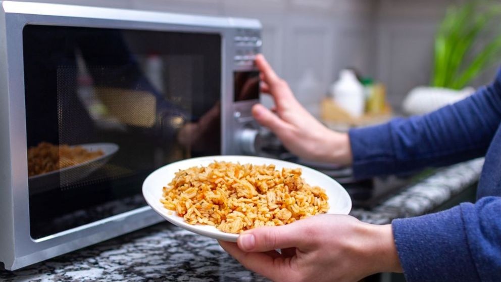 10 alimentos recalentados en microondas que pueden hacerle daño a tu salud.