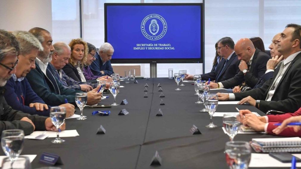 ¡AHORA! El Gobierno recibe a la CGT: busca evitar un paro y debatir sobre la reforma laboral.