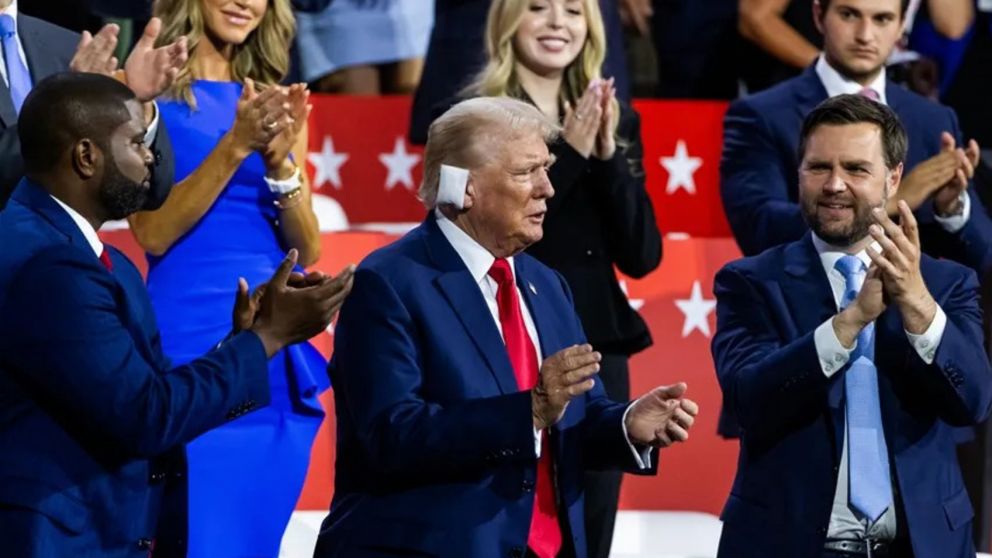 Donald Trump reapareció con una venda en la convención republicana luego del atentado (Imagen EFE).