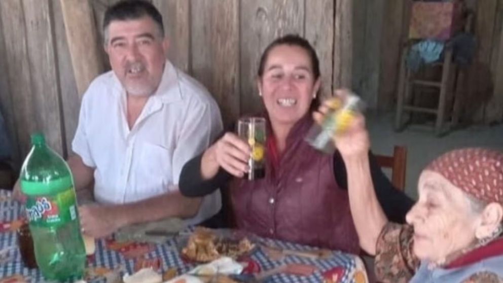 La in�dita foto del almuerzo en la casa de Catalina Pe�a muestra a Carlos P�rez y Victoria Caillava.