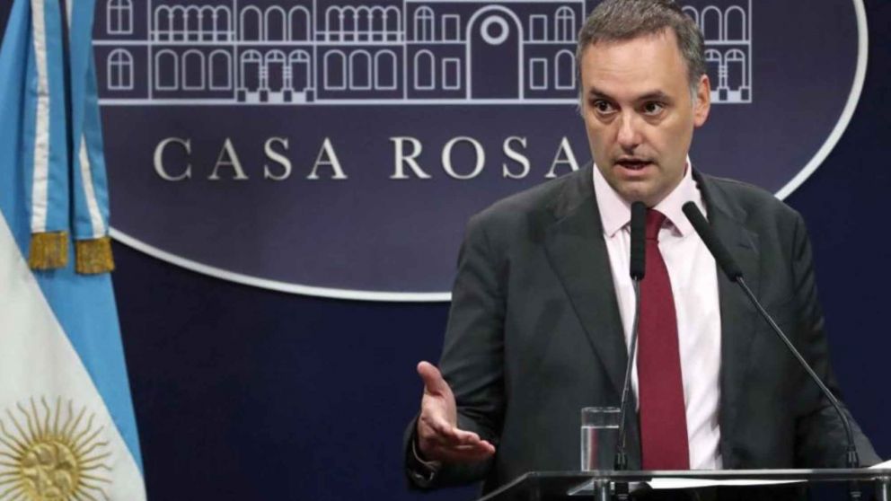 El vocero presidencial, Manuel Adorni, se mostró sorprendido por el proyecto de Axel Kicillof de un RIGI bonaerense.