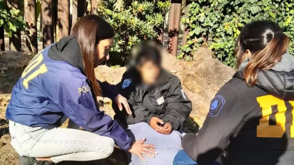 La víctima al ser rescatada por la policía.