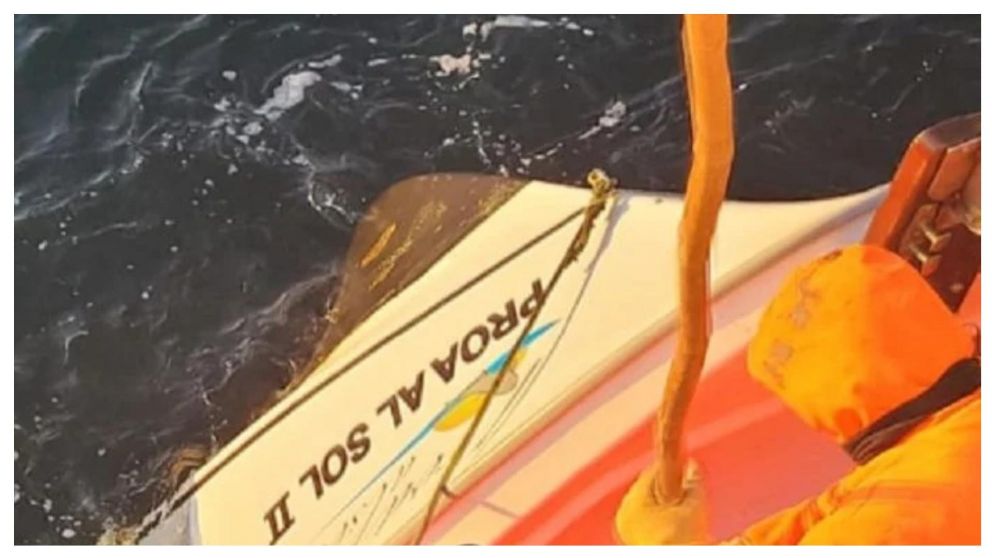 La embarcación de pesca Proa al Sol II se hundió en la noche del sábado pasado.