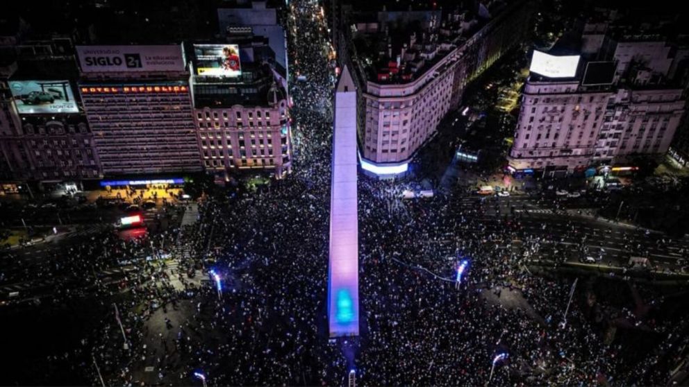 Incidentes en el Obelisco: el festejo por la Copa América terminó en enfrentamiento entre un grupo de hinchas y la Policía.