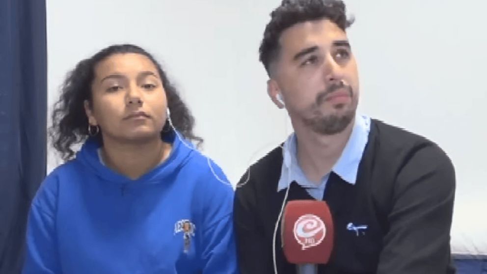 Macarena, la hija de Laudelina Peña, con Crónica.