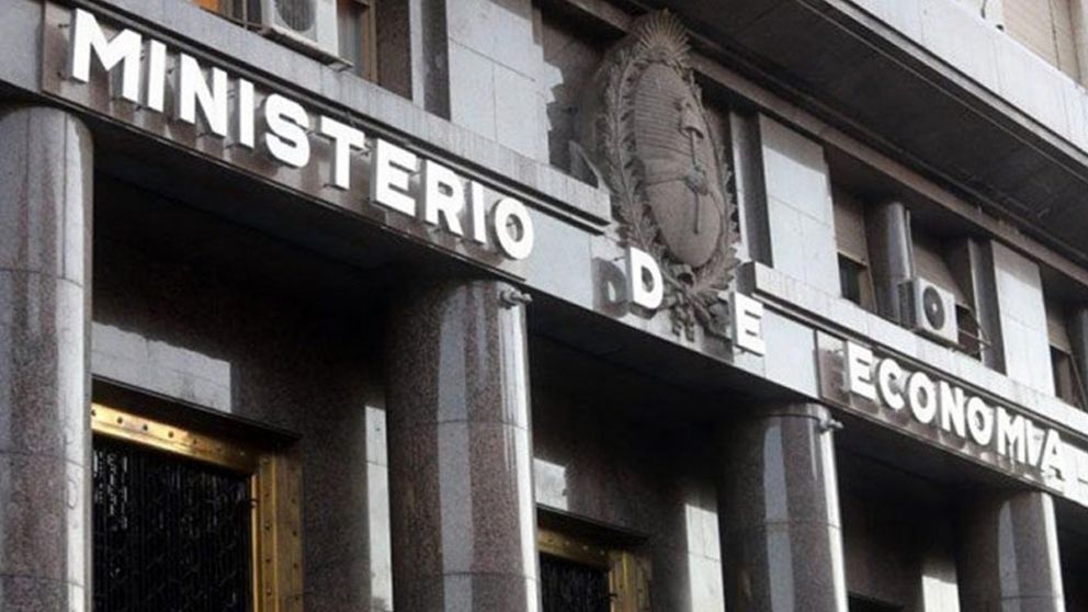 El Ministerio de Economía comprará dólares al Banco Central para pagar intereses de bonos Globales y Bonares.