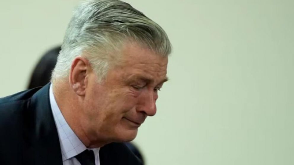 Alec Baldwin se emocionó al escuchar el fallo de la justicia (Twitter).
