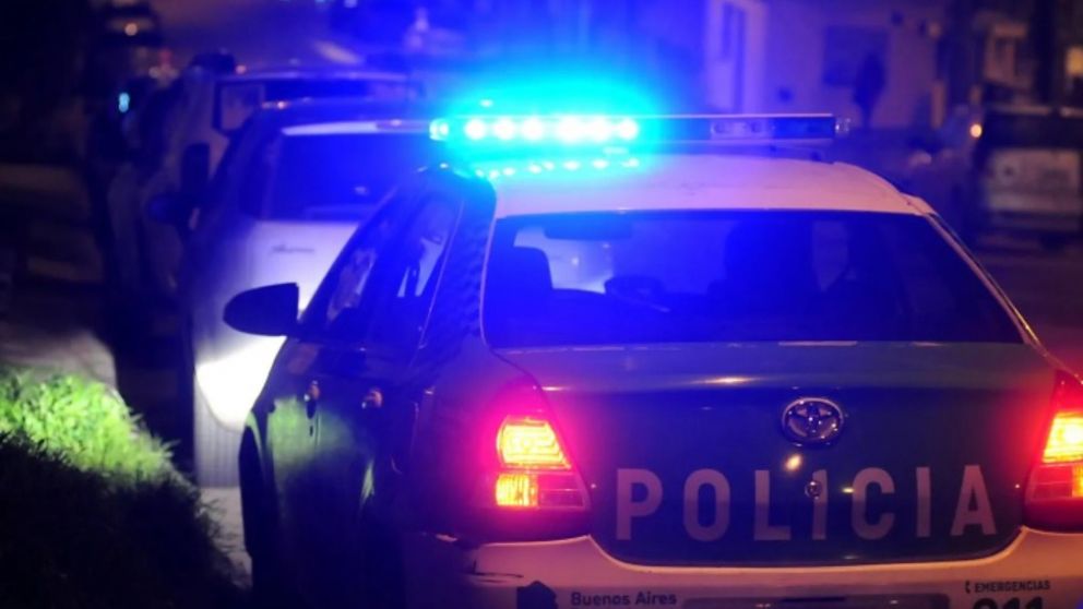 Los efectivos policiales buscan a los delincuentes.