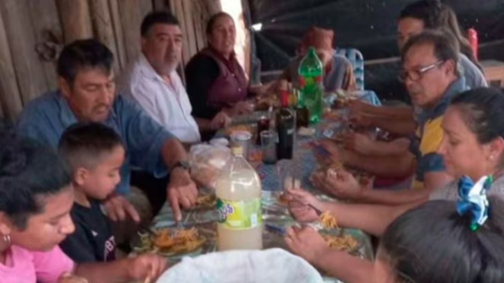 La foto del almuerzo que fue tomada antes que Loan desapareciera.