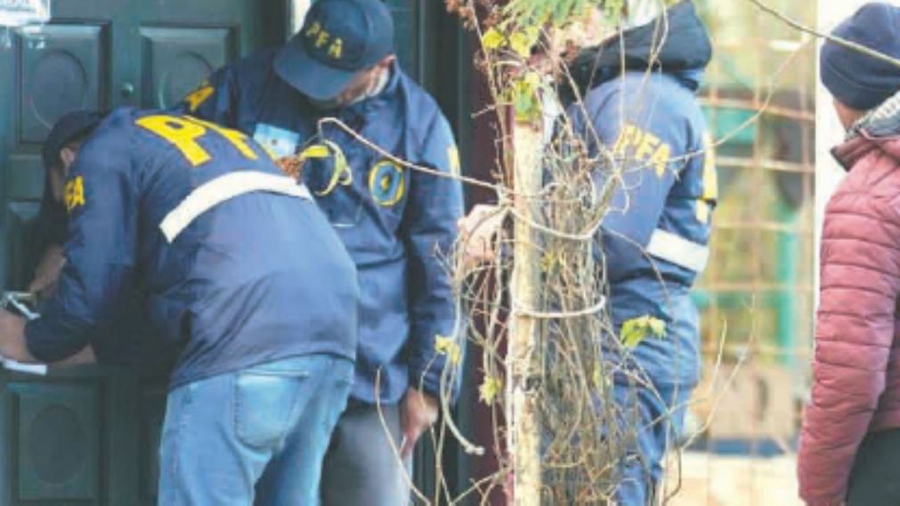 Ordenan peritar ropa hallada en la casa de Pérez y Caillava