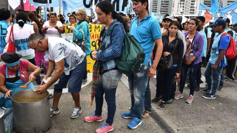 Familia tipo necesitó en junio, más de $870.000 para no ser pobre.