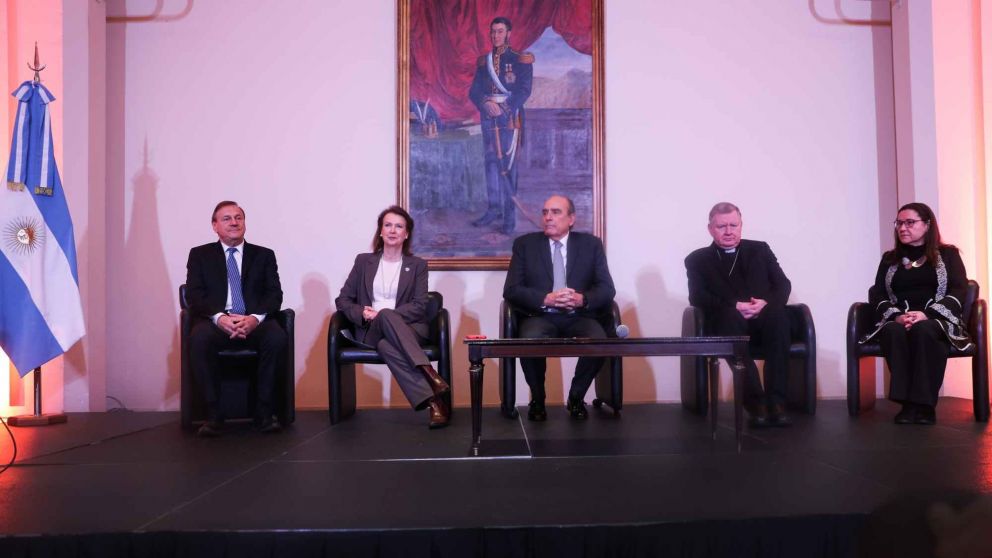 Diana Mondino y Guillermo Francos presidieron el acto de entrega de las nuevas credenciales diplomáticas.