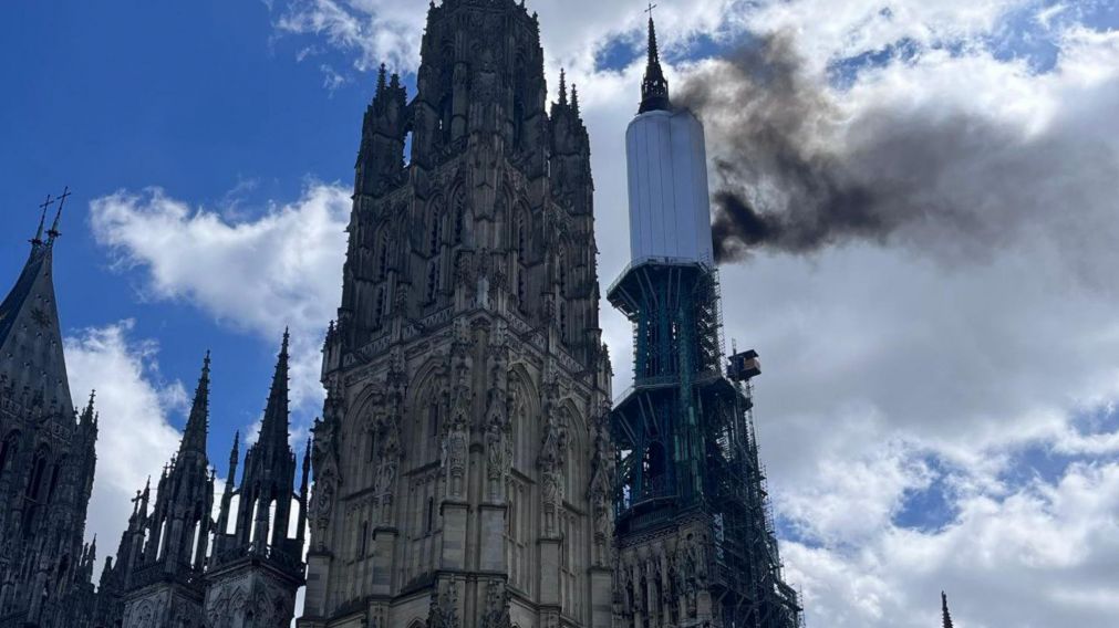 Las llamas dañaron la estructura del famoso edificio.