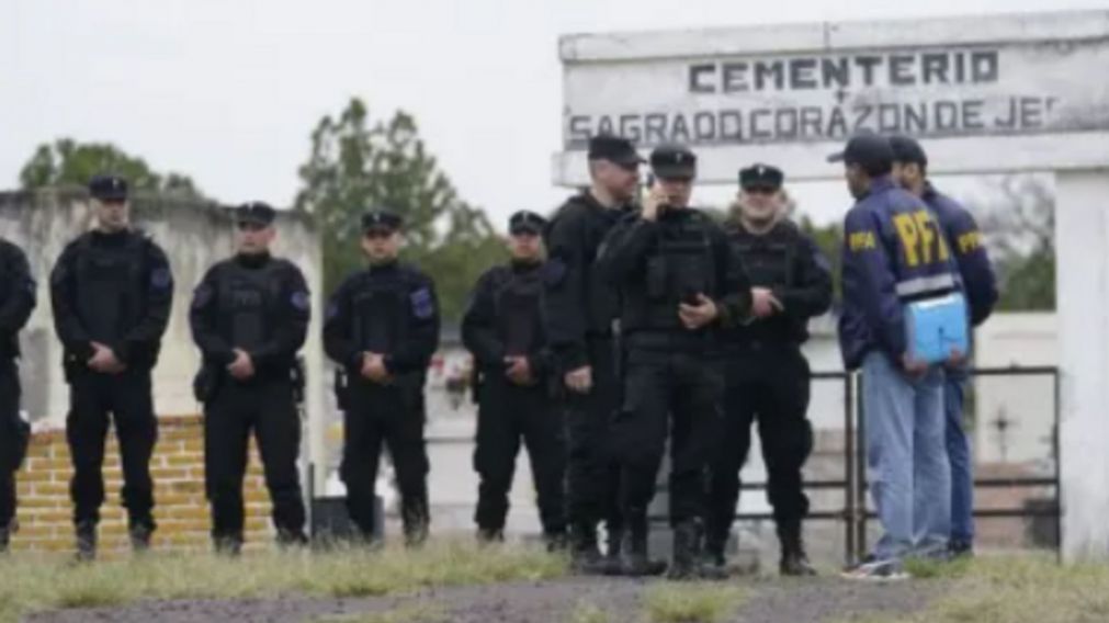 Desaparición de Loan: rompieron una parcela del cementerio y esto hallaron.