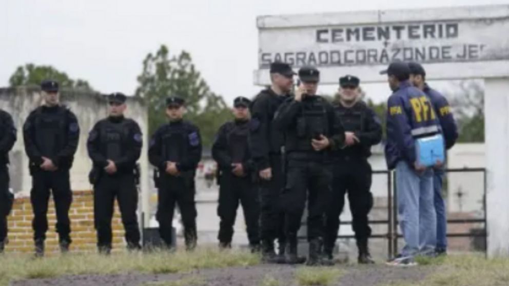 Desaparición de Loan: rompieron una parcela del cementerio y esto hallaron.