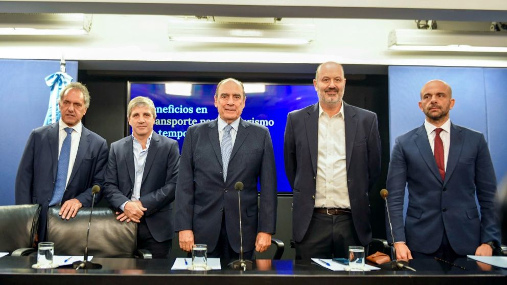 Guillermo Francos, Luis Caputo, Federico Sturzenegger, Daniel Scioli, y Franco Moggeta, en el lanzamiento del plan "Beneficios Vacaciones Invierno", en el ministerio de Economía.