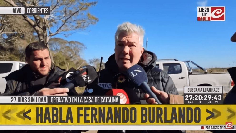 Fernando Burlando en el campo de la abuela de Loan Danilo Peña.
