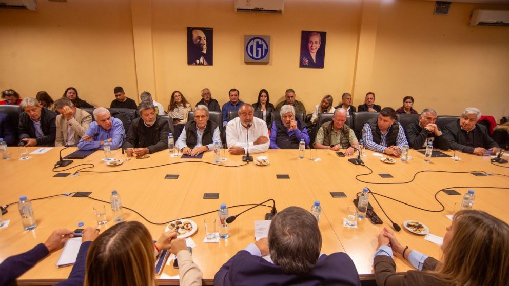 Cumbre de la CGT con senadores (X).